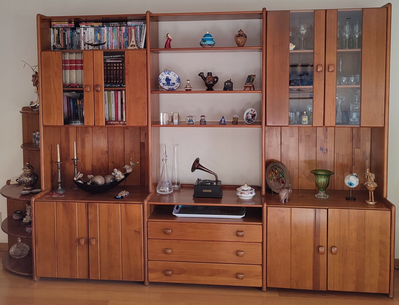 Móvel de sala CERNE com suporte TV, arrumação e louceiro