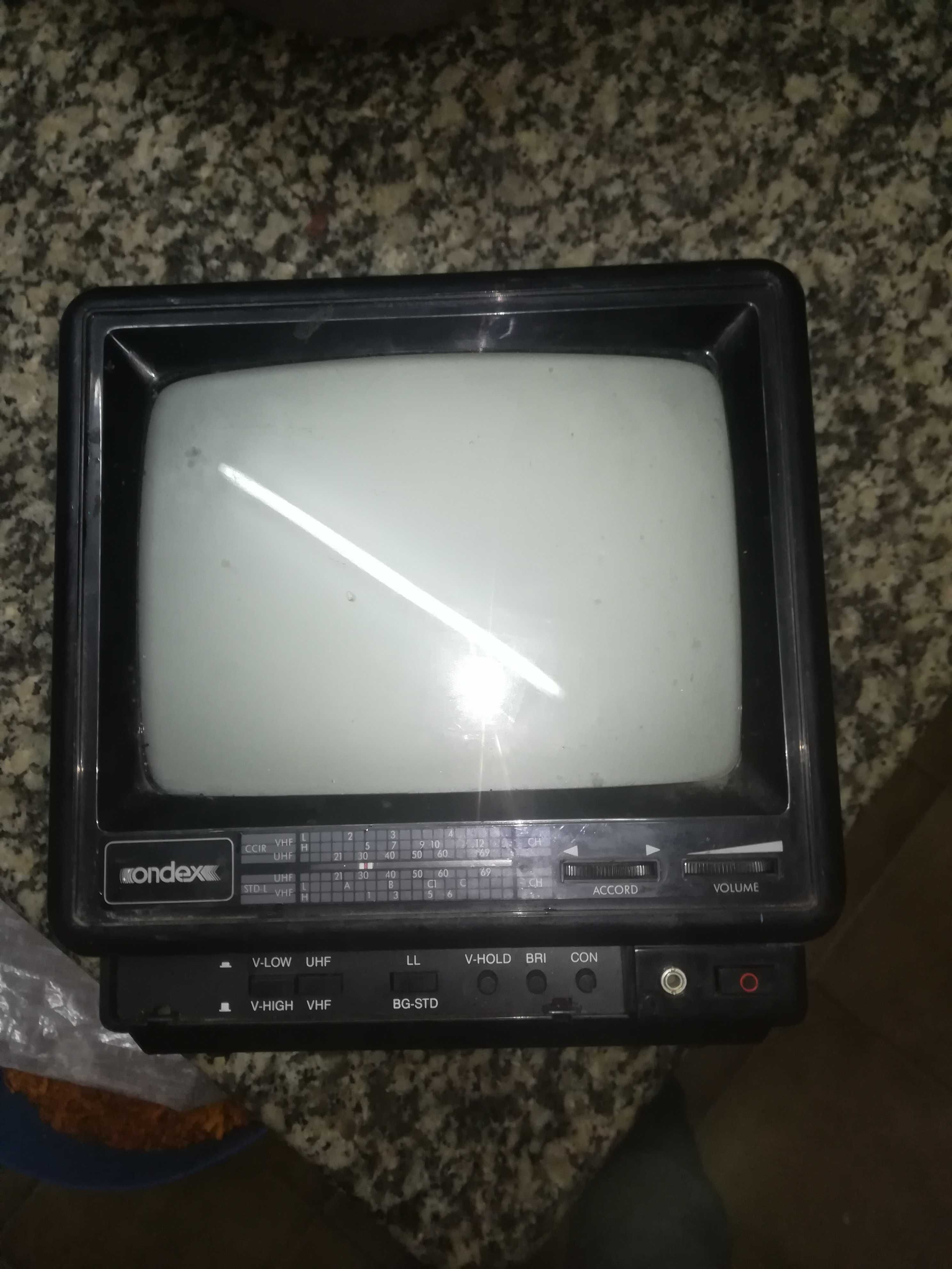 Mini TV antiga a funcionar