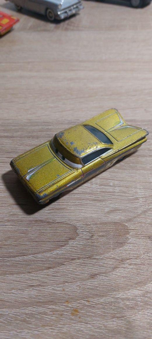 Disney Pixar Cars Die Cast: Mellow Yellow/Mellow Sunset Ramone Yellow