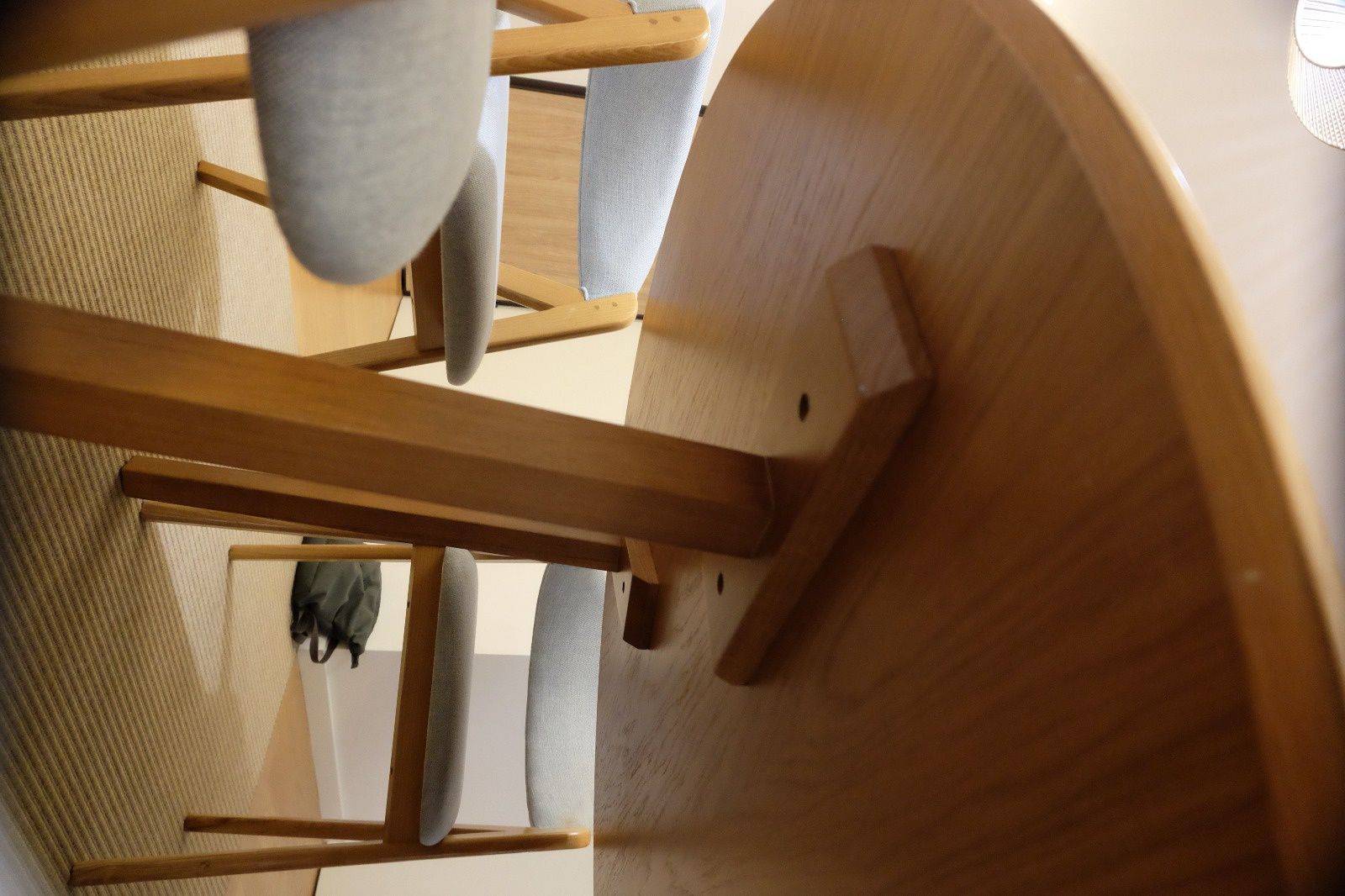 Mesa em madeira carvalho com cadeiras