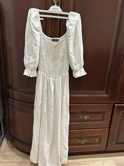 Біла довга сукня