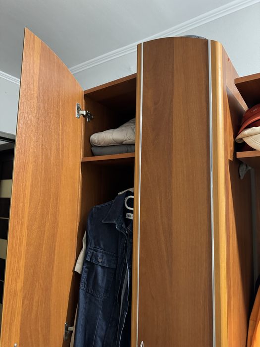 Прихожа з шафою та дзеркалом