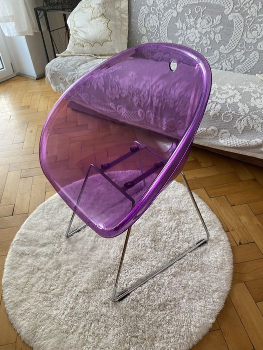 Fotel PRL  plastikowy muszelka  w kolorze fioletu lata 80-te