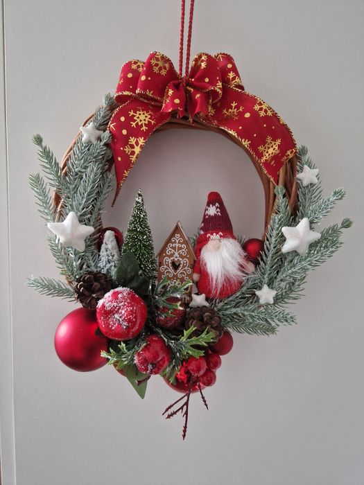 Ręcznie wykonany wianek świąteczny w stylu rustykalnym z kokardą, skrz