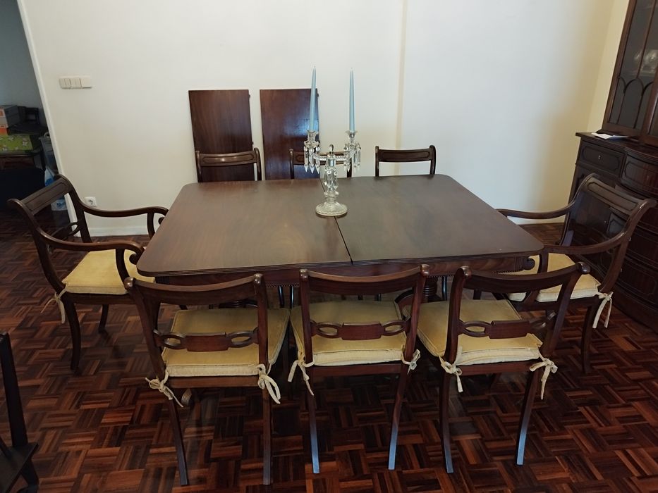 Mesa de jantar com duas tábuas , 6 cadeiras e dois cadeirões.
Mesa jan