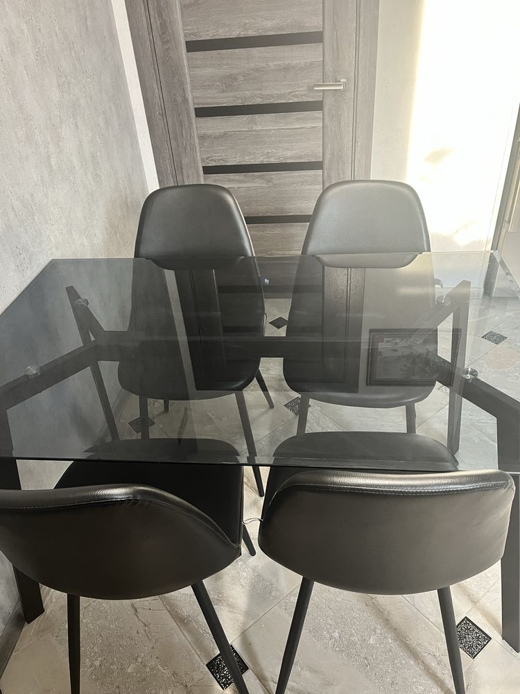 Продається скляний стіл з стільцями!