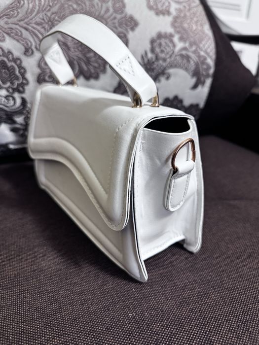 Продам білу сумочку клатч