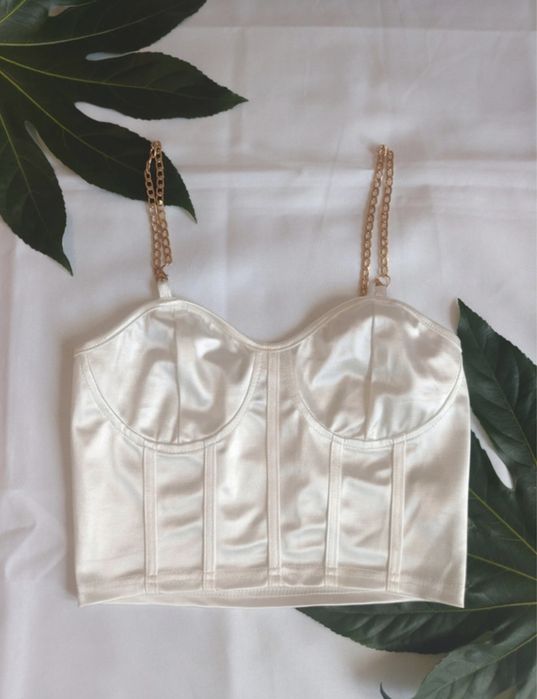 Błyszczący top z łańcuchami