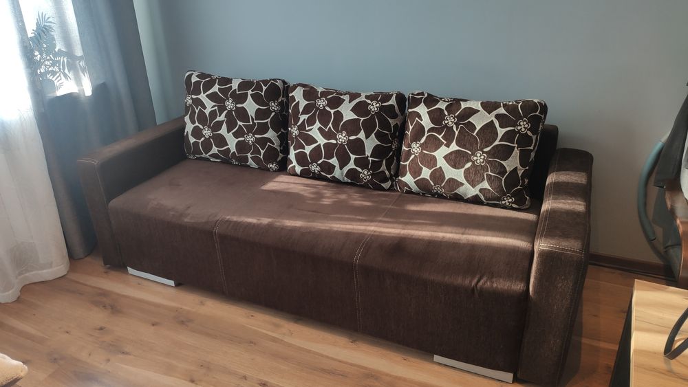Brązowa duża kanapa rozkładana z pojemnikiem na pościel