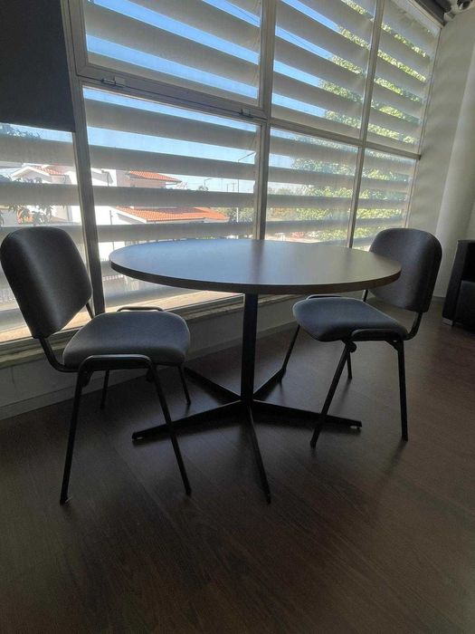 Mesa redonda de escritório com 2 cadeiras estofadas