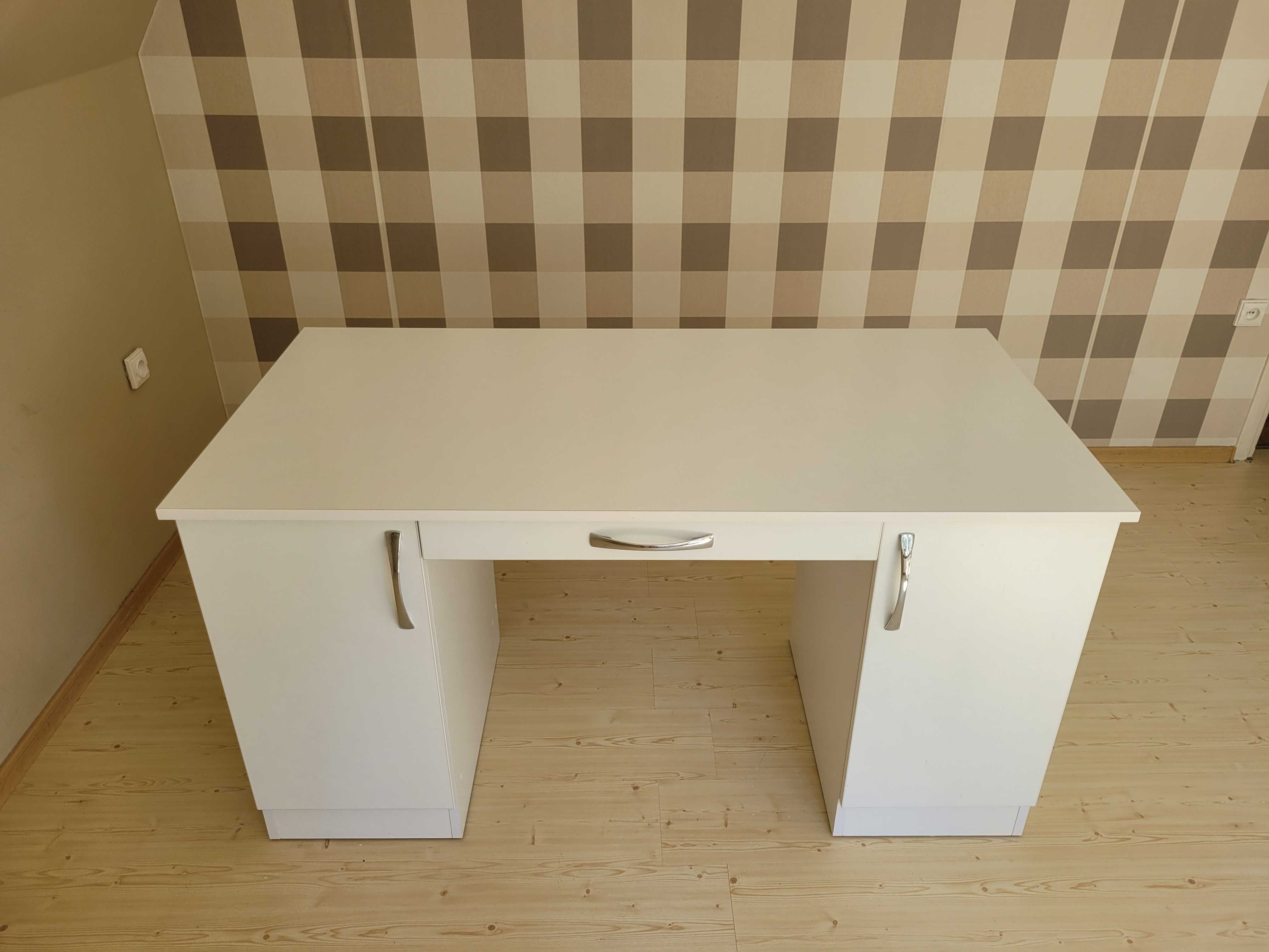 Solidne białe biurko