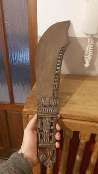 Stary Dekoracyjny drewniany miecz wystrugany z drewna z motywem słoni