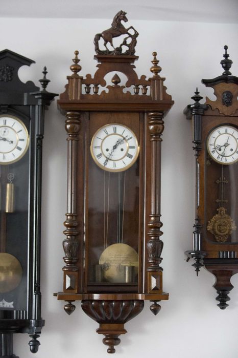 Stare meble w naturalnej okleinie dębowej - wyposażenie salonu