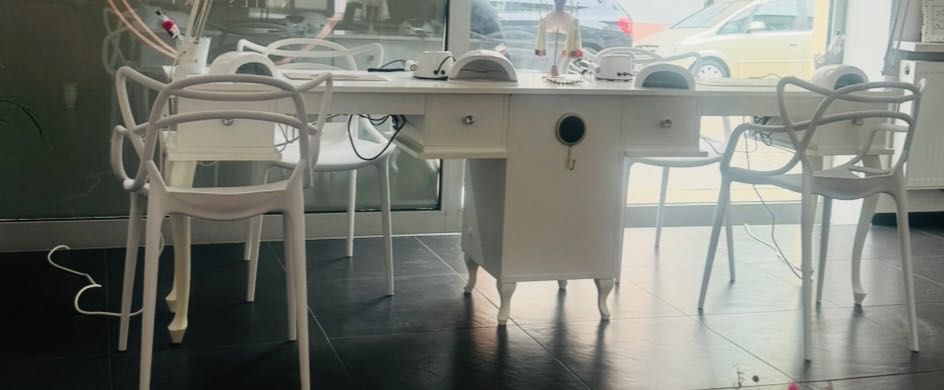 Biurko kosmetyczne z pochłaniaczami glamour