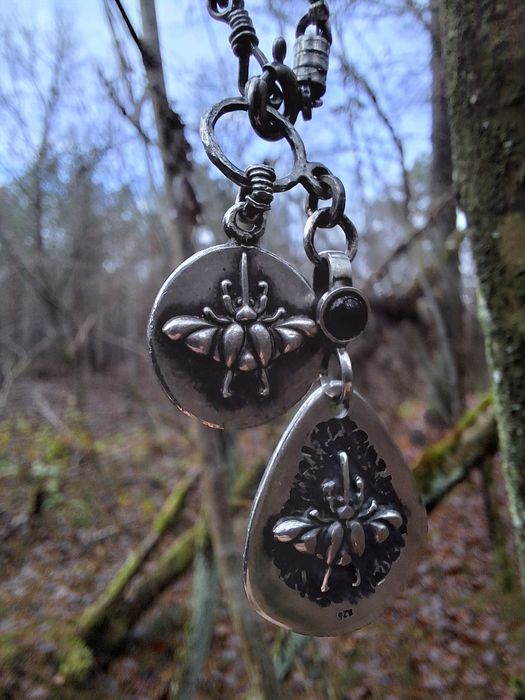 Unikatowy Wisiorek Rock/Metal – Srebrna Kostka z Motywem Żuka