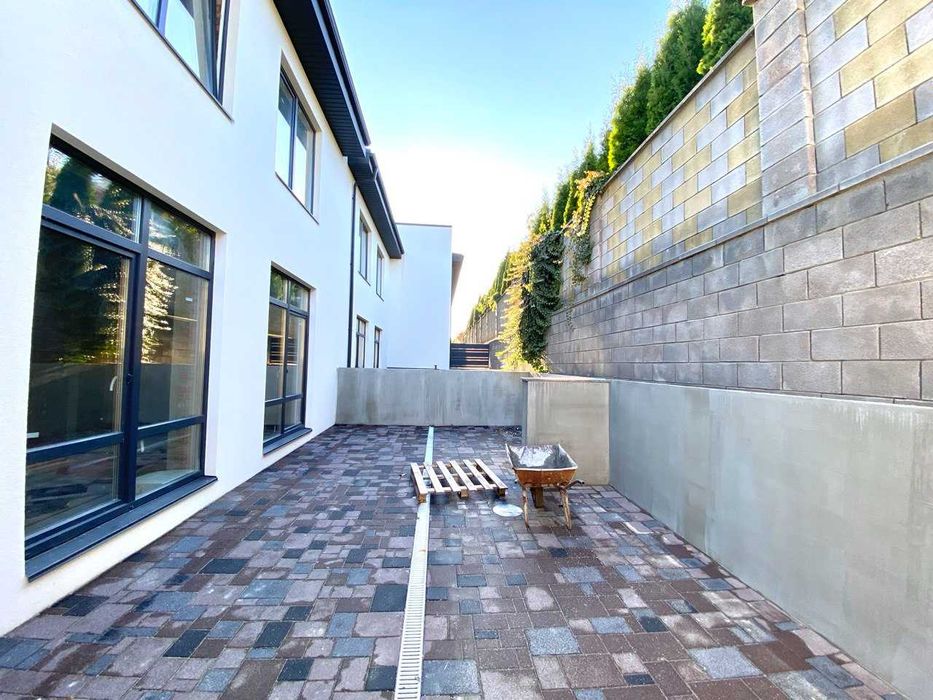 Котедж з міськими комунікаціями та гаражем в районі Райського саду