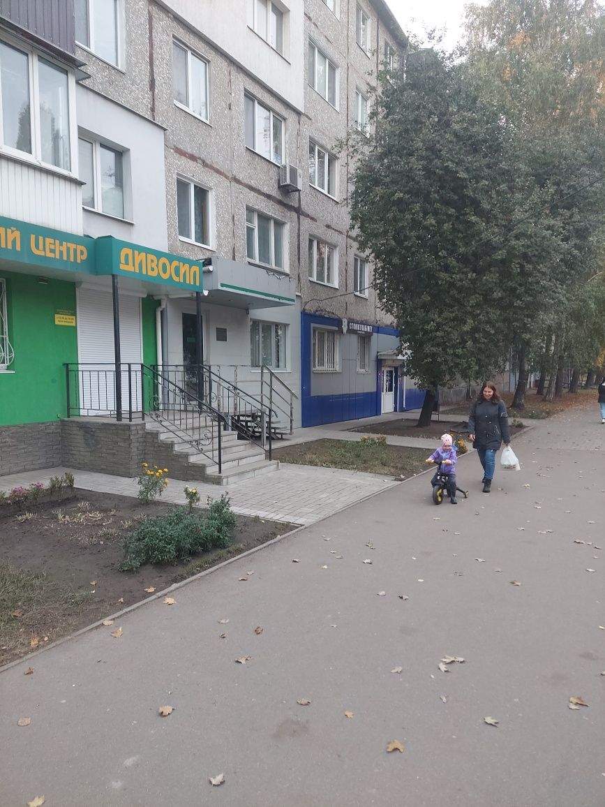 Продам приміщення на першій лініїї на Металургів під салон, магазин і
