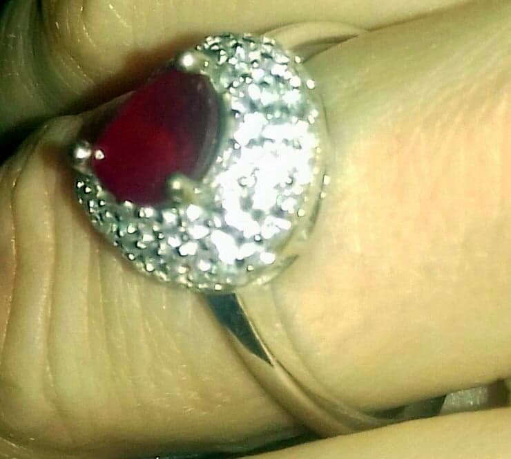 Srebrny pierścionek z czerwonym kamieniem sprzedam