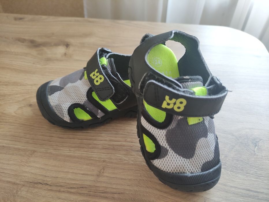 Босоніжки, сандалі, кеди, мокасини, тапки