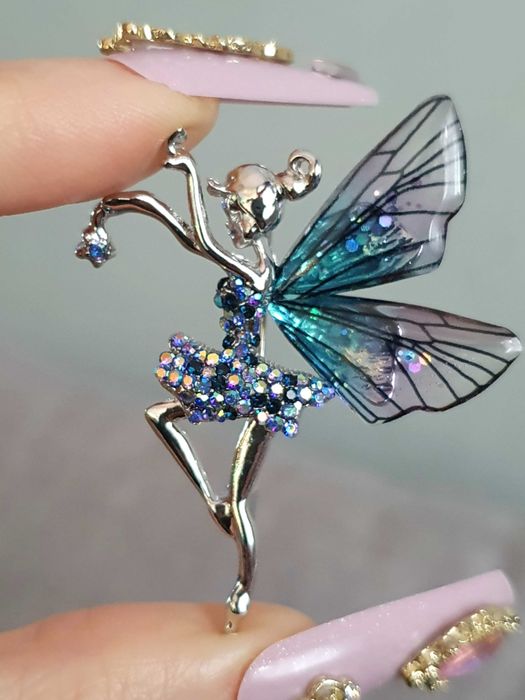 Broche / pregadeira fada prateada azul asas acrílico cristais glitter