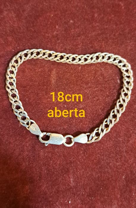 Pulseira em prata contrastada.