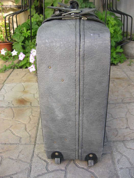 Продам чемодан на колесах