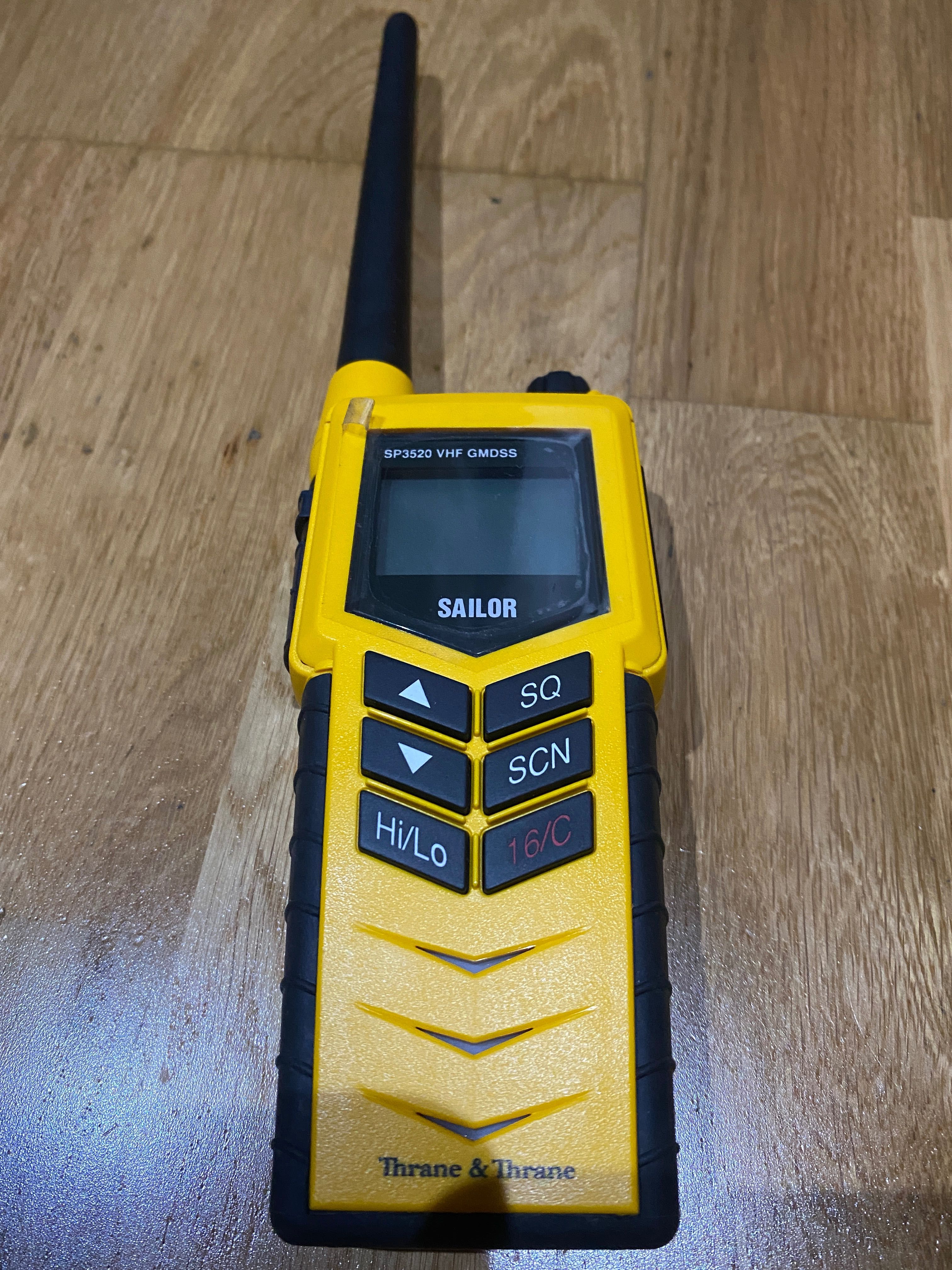 Rádio VHF portátil Sailor SP3520 GMDSS