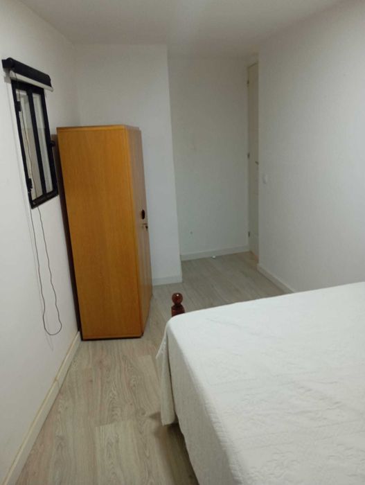 Alugo quarto individual perto estação de metro de Francos