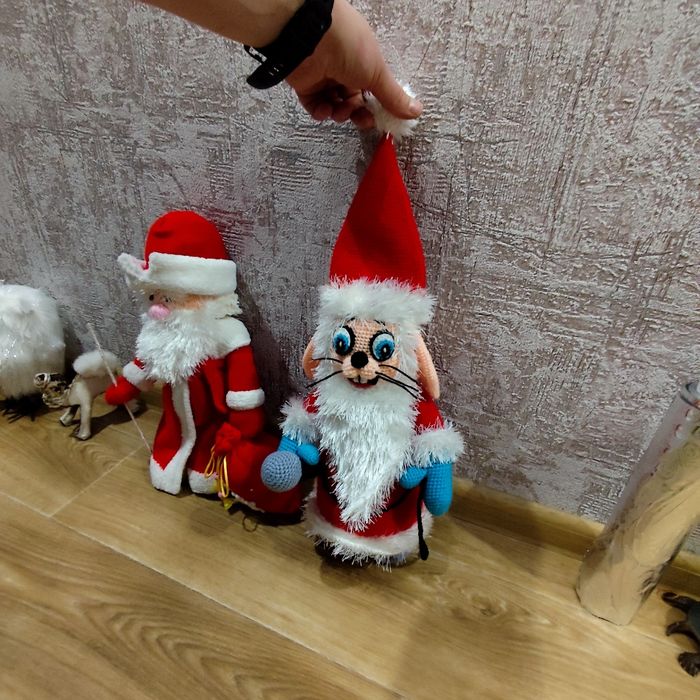 Вязаные Дедмороз и заяц из ну погоди .