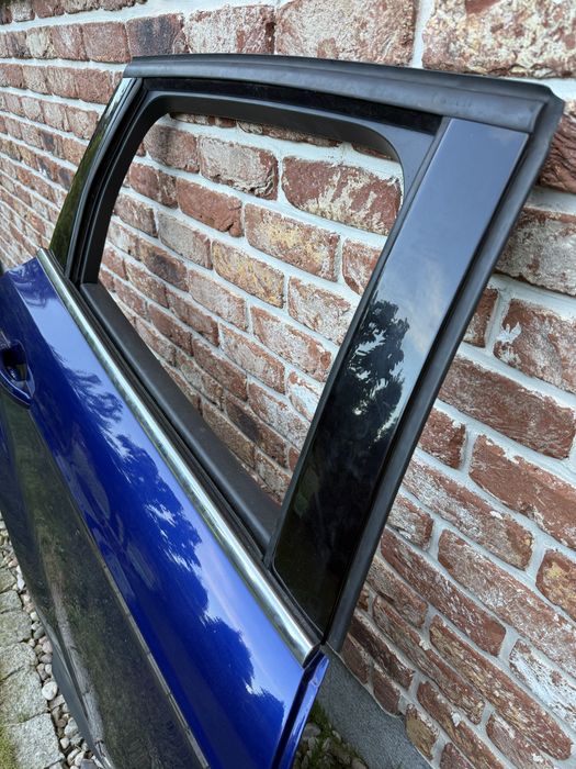 uszkodzone drzwi prawy tył Ford Kuga plastiki listwa chrom podnośnik