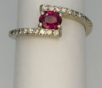 Золотое кольцо с бриллиантами и рубином. Золота каблучка з діамантами