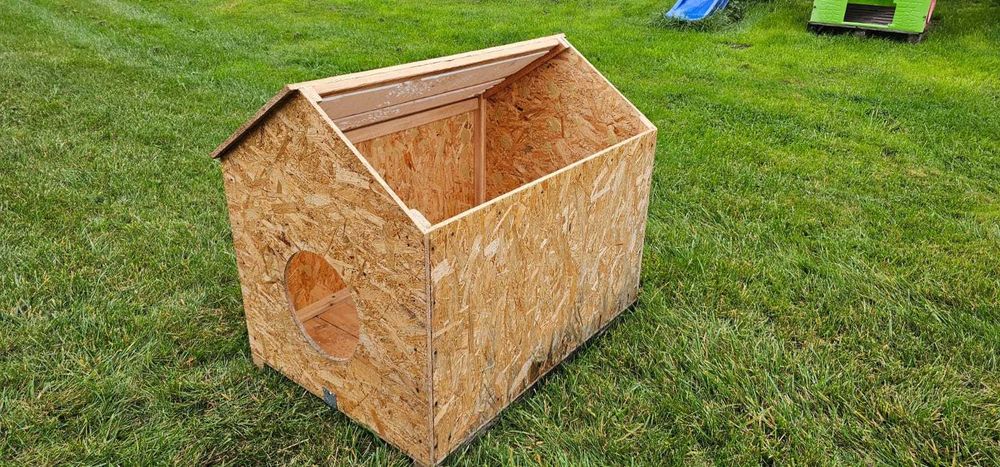 Buda ocieplana dla dużego psa (Bernardyna, Owczarka)