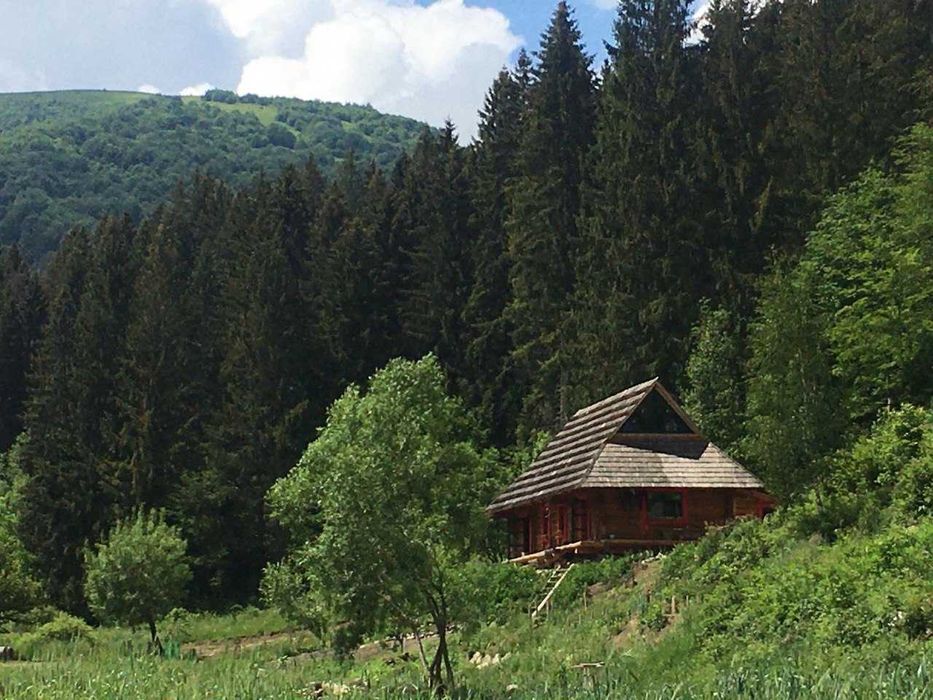 Здається хата у Карпатах