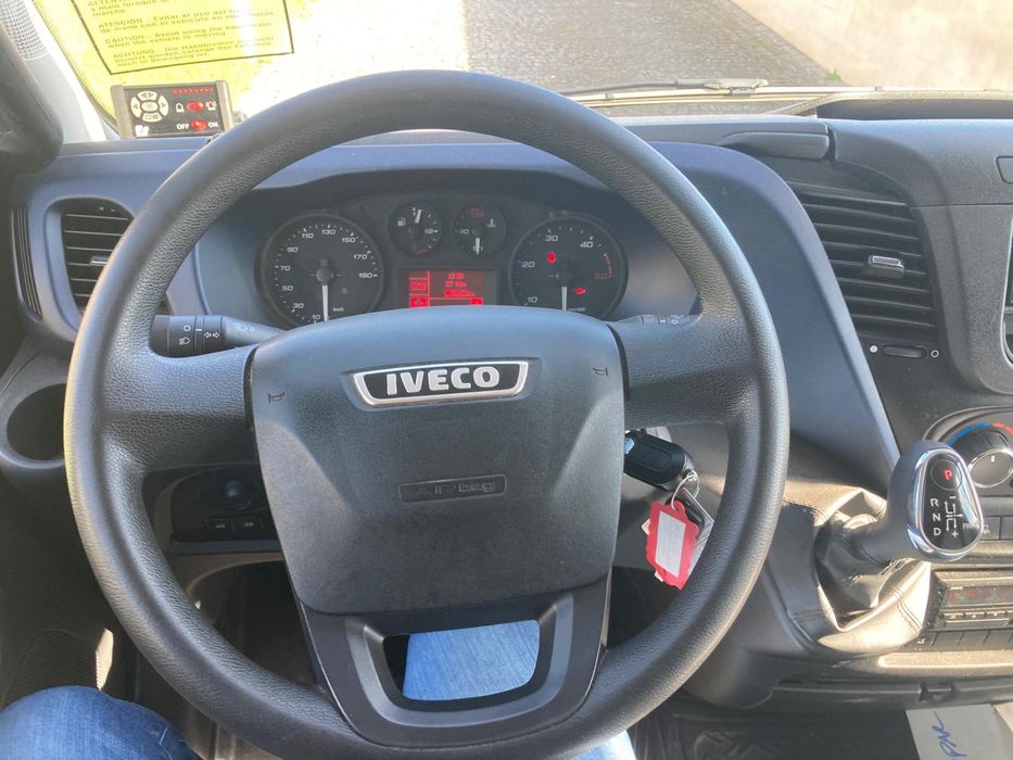 Iveco 70c14G com plataforma elevatoria