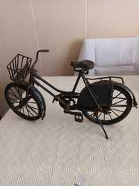 Bicicleta artesanal, modelo antigo, feito em ferro.