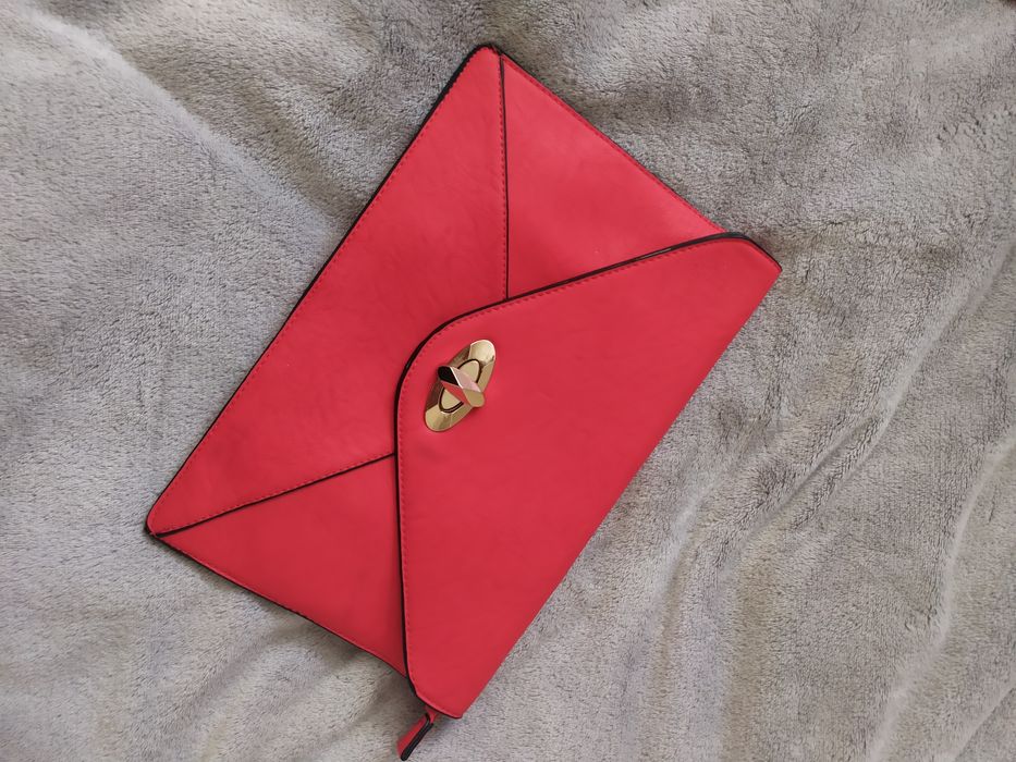 Czerwona torebka kopertówka
