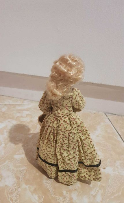 Dama de Época em porcelana Sonia