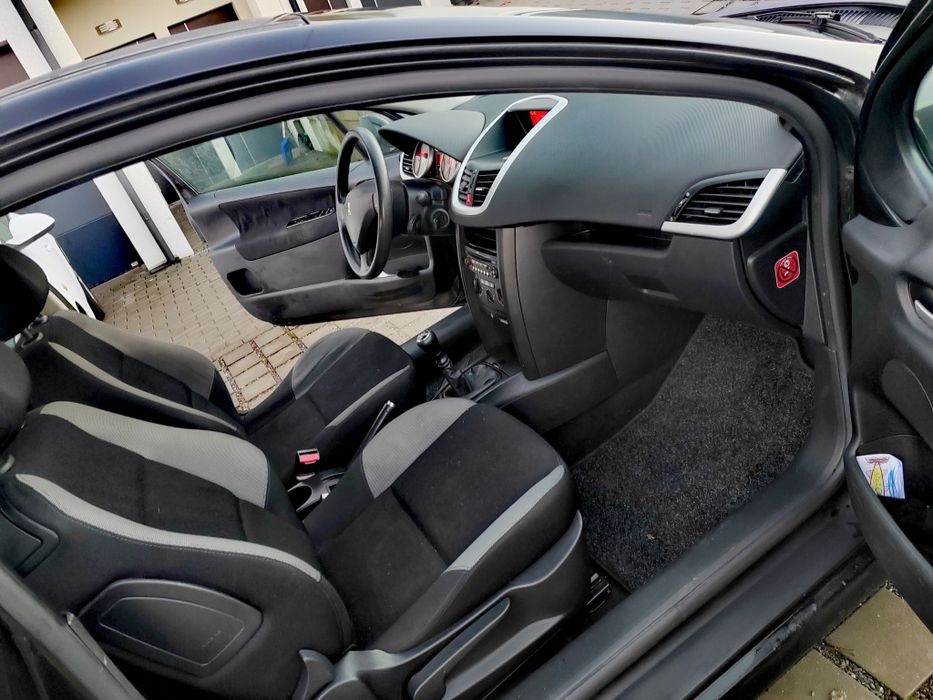 Peugeot 207 1.6 HDi 2008r 1wszy wł Nowe sprzęgło klima 190tys km bez D