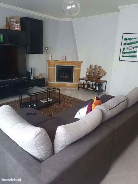 Apartamento T-3 com Box na Ribeirada em Odivelas