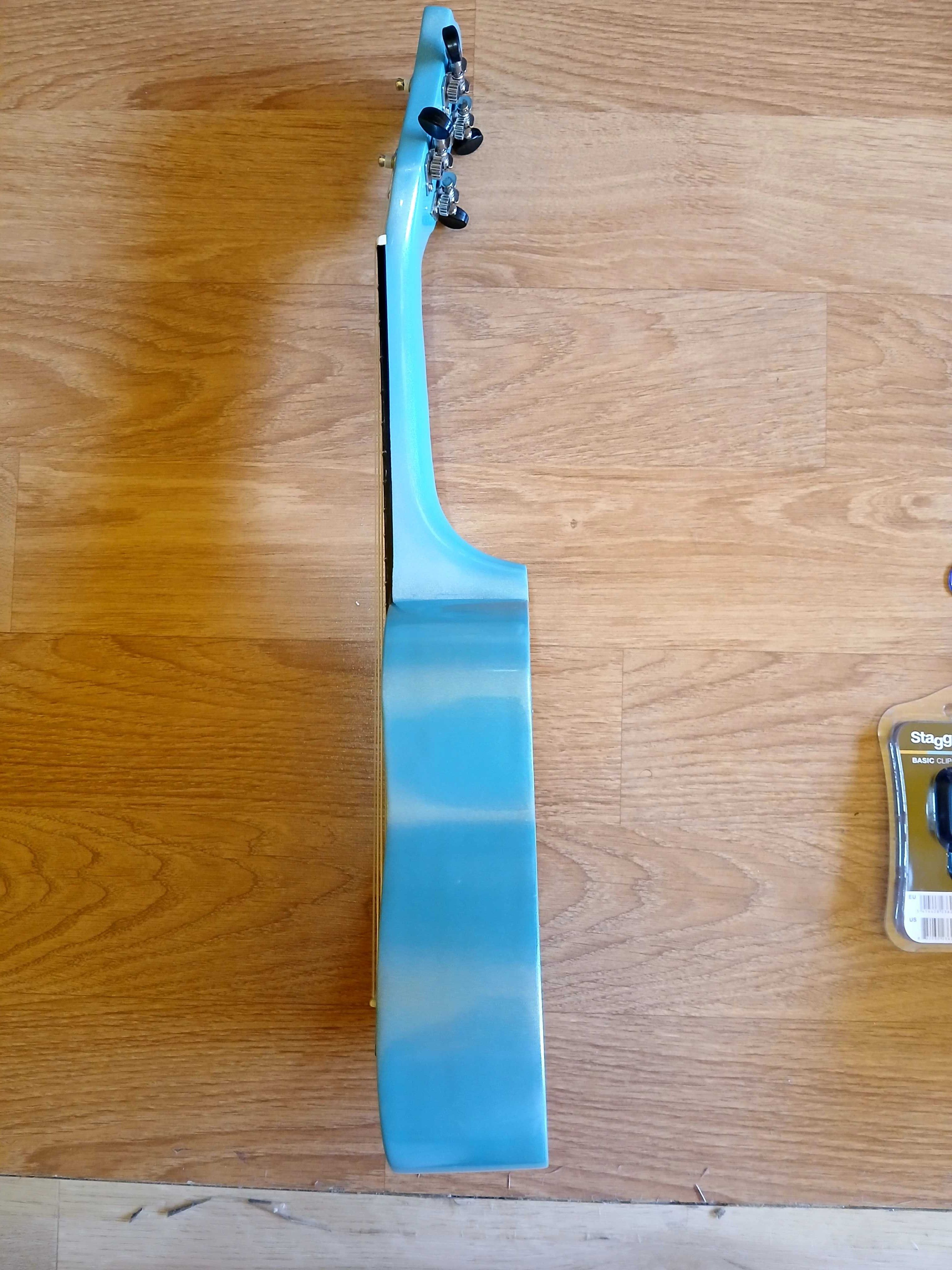 Conjunto ukulele + afinador eletrónico + mala