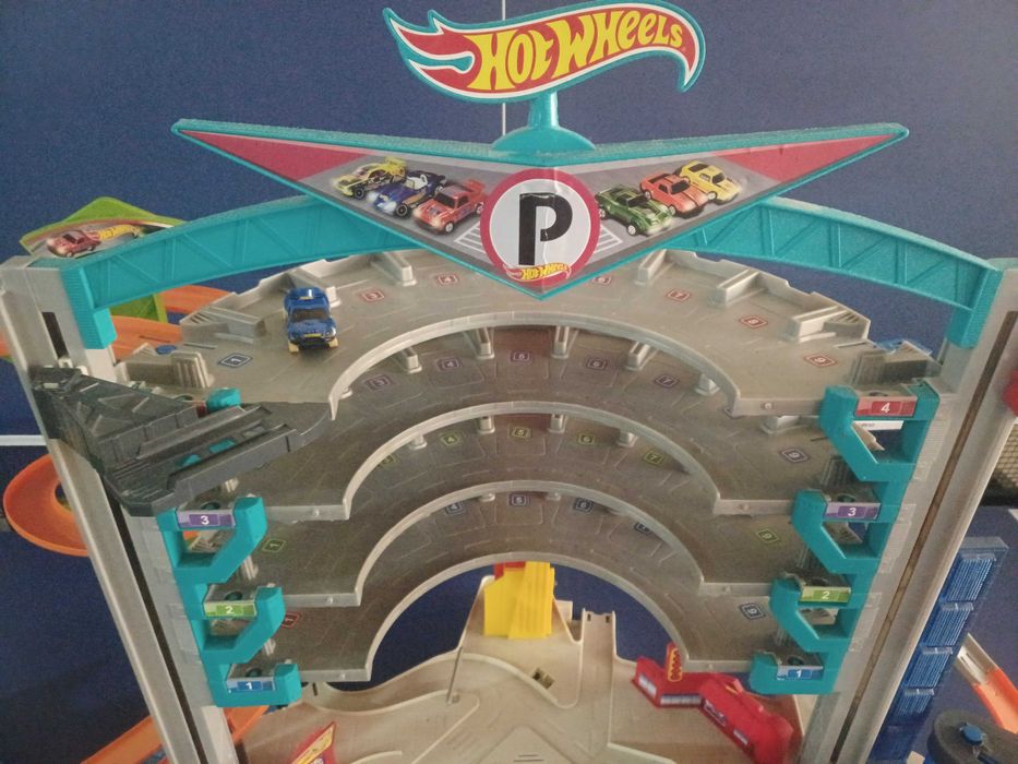 Hot wheels garagem semi nova