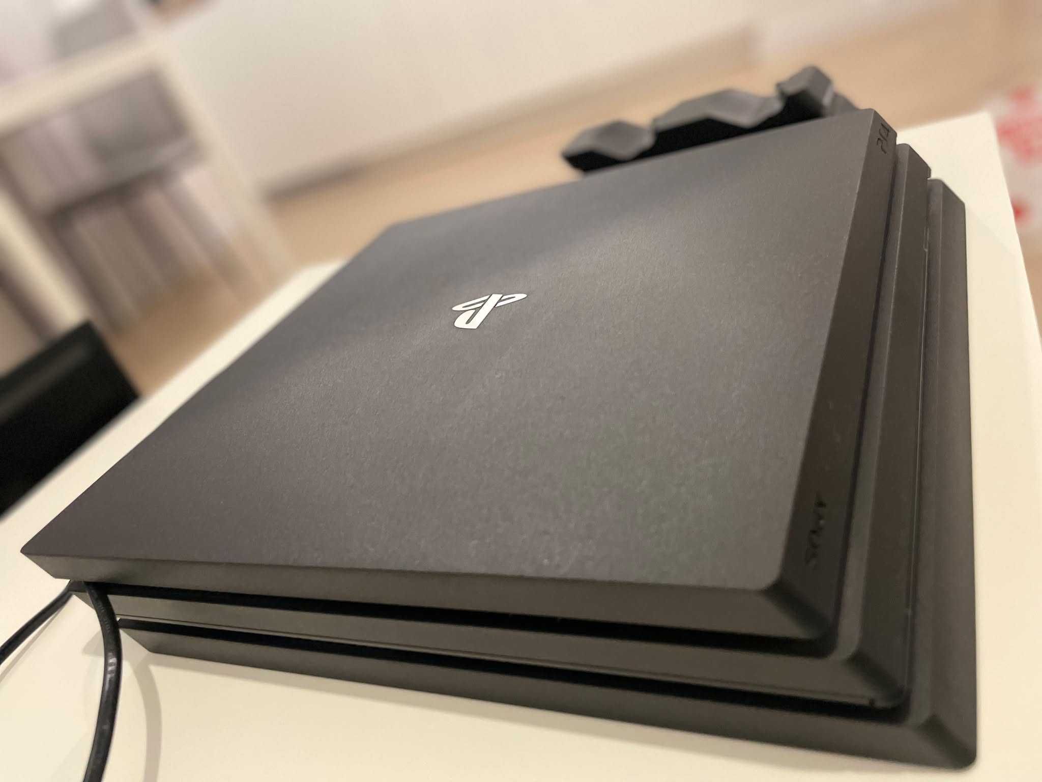 *Zadbana konsola PS4 PRO*