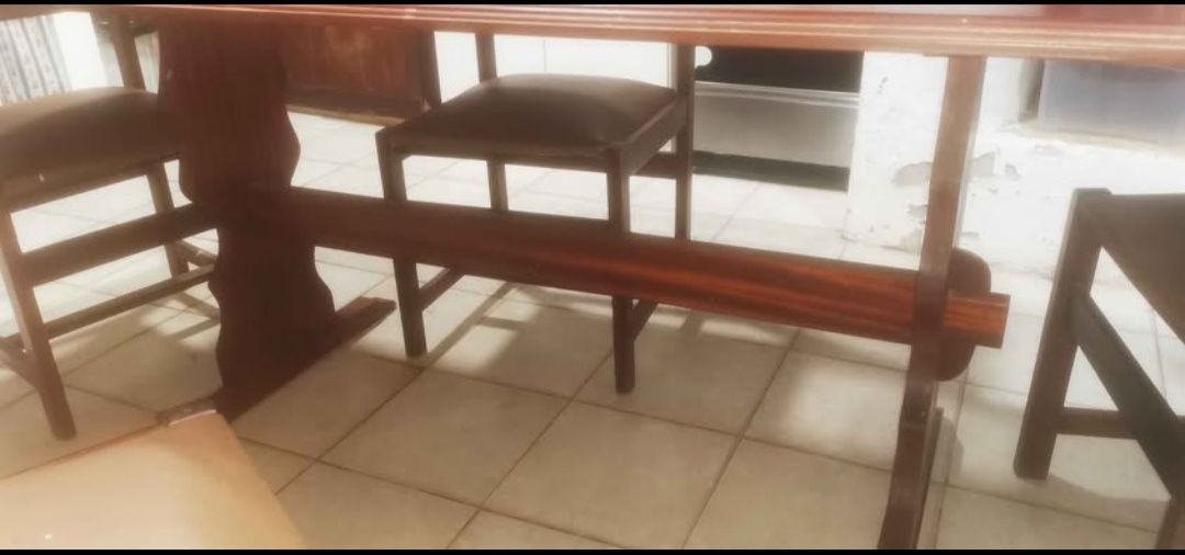 Mesa e 5 cadeiras madeira maciça