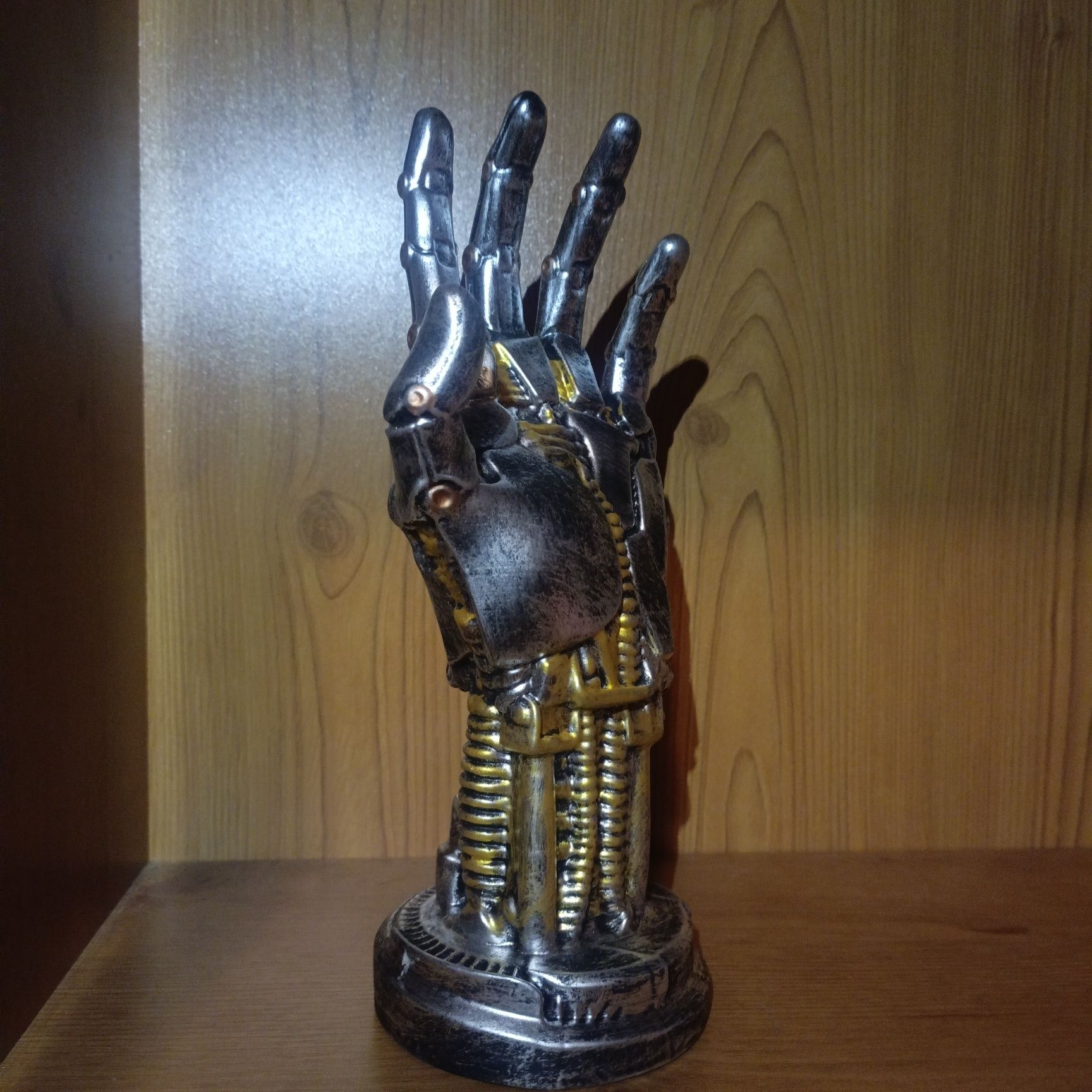 Cyberpunk mechaniczna ręką na pady i akcesoria