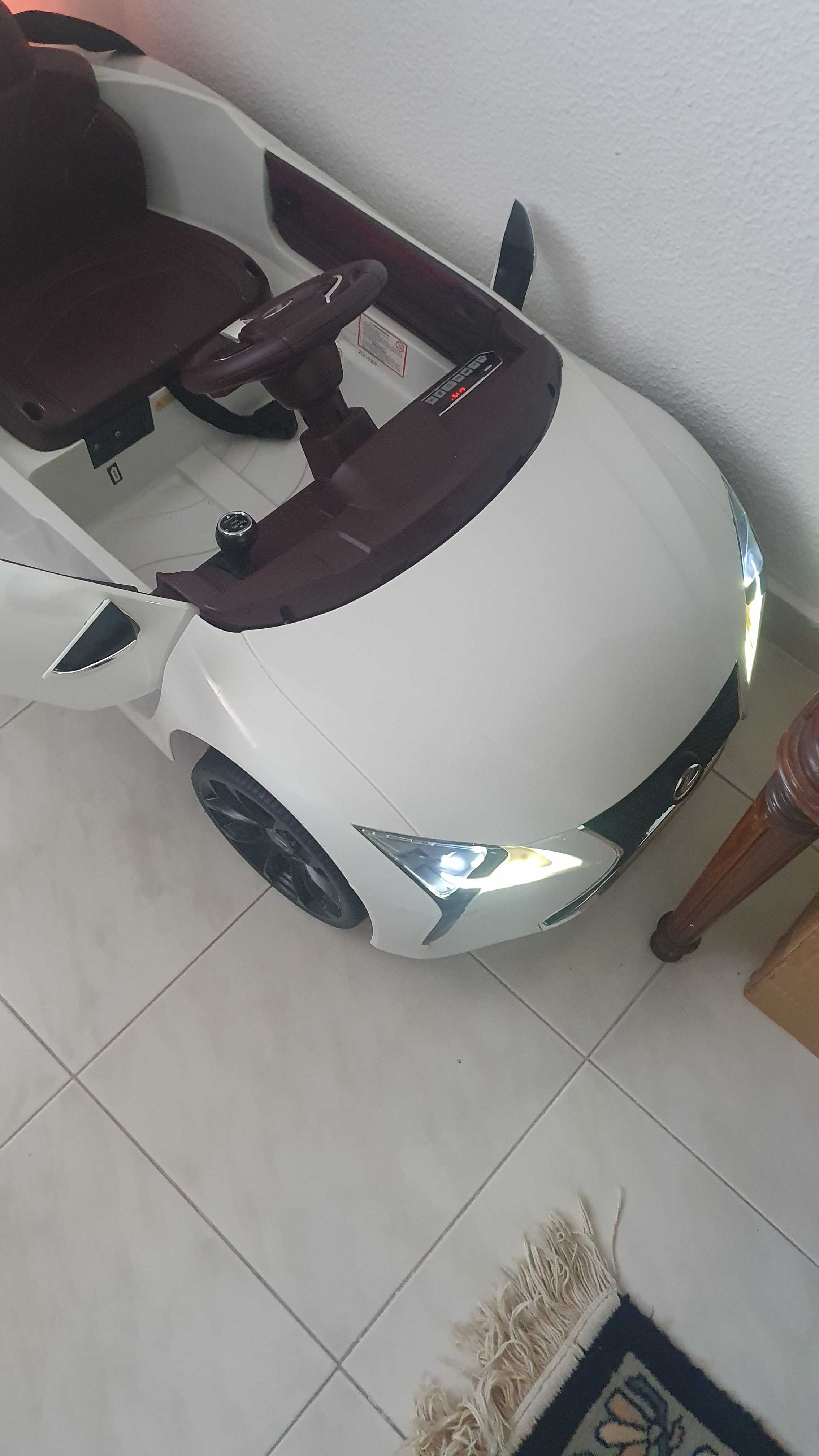 Carro eléctrico criança