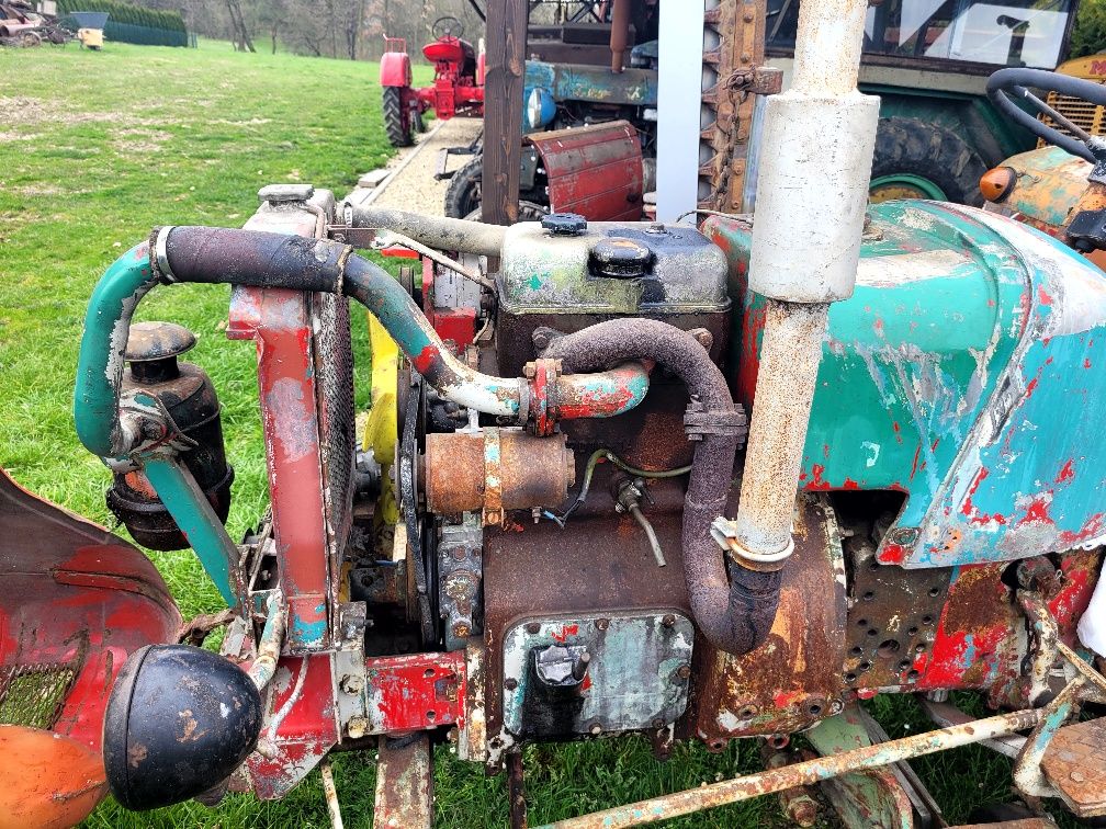 Zabytkowy stary traktor fahr d131w