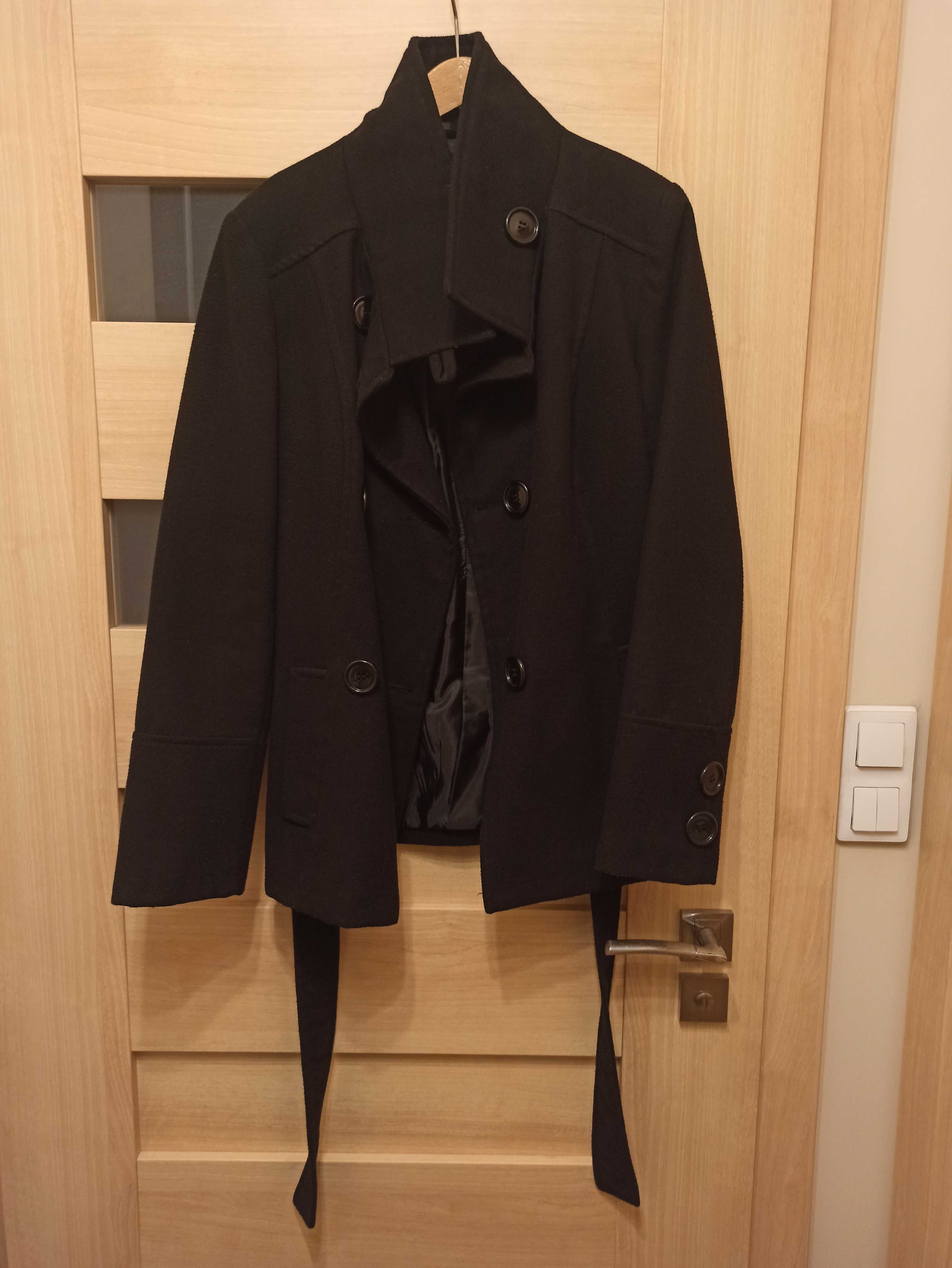 Czarny płaszcz na wiosnę / jesień