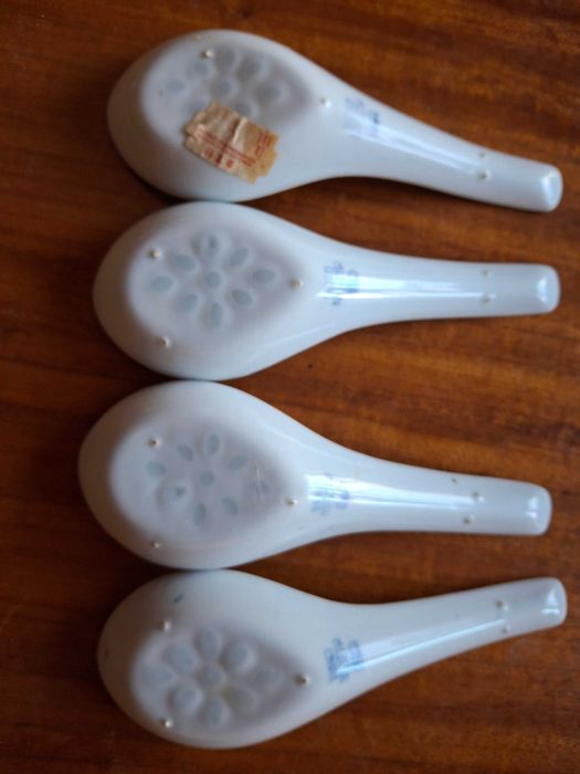 Colheres "finger food" em porcelana.