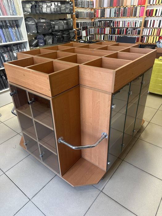 Продається вітрина для продажу парасоль