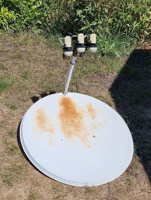 Супутникова антена зі штативом